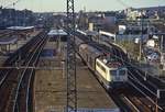 140 291-6 durchfährt mit einem Güterzug an einem Dezembertag Mitte der 1990er Jahre den Bahnhof Wuppertal-Oberbarmen