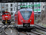 Der Elektrotriebzug 1440 312-5 bei der Ankunft am Hauptbahnhof Wuppertal, im Hintergrund die Diesellokomotive 265 003-4 auf Solotour.