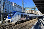 Der National Express-Elektrotriebzug 363 bei der Abfahrt vom Hauptbahnhof Wuppertal.