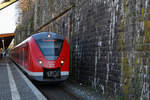 Der DB-Elektrotriebzug 1440 301-8 bei der Abfahrt vom Hauptbahnhof Wuppertal.