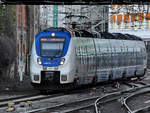 Der National Express-Elektrotriebzug 859 bei der Ankunft am Hauptbahnhof Wuppertal.