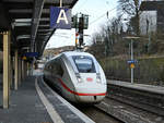 Ein ICE 4 bei der Ankunft am Hauptbahnhof Wuppertal zu sehen.