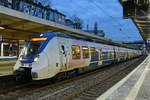 Der National Express-Elektrotriebzug 373 beim Halt am Hauptbahnhof Wuppertal. (Februar 2021)