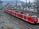 Der Elektrotriebzug 1440 322-4 ist hier Mitte März 2021 beim Halt in Wuppertal-Unterbarmen zu sehen.