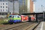 Kurze Zeit nachdem das vorherige Bild entstand kommt die 111 074 mit dem RB 48-Ersatzzug nach Köln am 24.03.2022 in Wuppertal-Barmen an (Bildausschnitt, denn einen Moment später rauschte mir