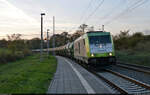 In der Dämmerung schleppt 76 108 (285 119-4 | 92 88 0076 108-4 B-ITL) eine Schlange Schüttgutwagen durch den Hp Zscherben gen Halle Rosengarten.