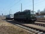 142 001 und 185 673 warten am 15.3.12 in Glauchau auf neue Aufgaben.