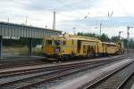 Plasser und Theurer Gleisbauzug fährt am 27.08.2015 durch den Zwickauer Hauptbahnhof.