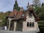 Das 1901 erbaute und 2014/2015 sanierte Gebude des ehemaligen Bahnhofs von berlingen Ost dient heute als Geschfts- und Wohnhaus (14.04.2018). Der Bahnhof berlingen Ost wurde nach Fertigstellung des Bahnhofs / der Haltestelle berlingen (ehemals berlingen-Mitte) stillgelegt und dafr die Haltestelle berlingen-Nudorf reaktiviert.