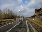 Blick auf dem Bahnsteig von Lübz ohne ein Highlight am 22.Februar 2020.