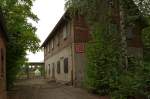 Bahnhof Gersthofen, Zugangsseite, Bahnhof ist jetzt im Besitz der Stadt Gersthofen, offen ist, ob er renoviert oder abgerissen wird.