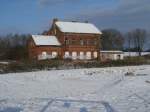 Hier befand sich einst der erste Bahnhof von Rgen.Das ehmalige Bahnhofsgebude von Altefhr am 13.Januar 2013.