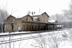 Es halten zwar im Zweistundentakt die Desirios der RB Dresden - Zittau, aber der Bahnhof Neukirch (Lausitz) West ist aufgelassen und zum Haltepunkt degradiert.