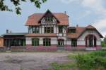 Der zum technischen Baudenkmal, der Eisenbahnhubbrcke Karnin, gehrende ehemalige Bahnhof.