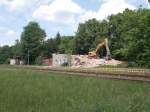 Das ehemalige Bahnhofsgebäude von Borckenfriede(Strecke Stralsund-Berlin)während des Abrißes am 25.Mai 2015.