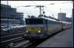 Die SNCB 1804 steht hier am 13.5.1995 mit dem D nach Oostende am Bahnsteig im HBF Aachen.