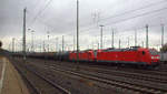 185 199-7 und eine 185er beide von DB  stehen in Aachen-West mit einem langen Ölzug aus Antwerpen-Petrol(B) nach Basel(CH) und wartet auf die Abfahrt nach Köln.
