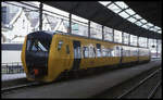 Triebwagen 3433 der NS ist hier auf der Euregio Nahverkehr Linie zwischen den Niederlanden und Deutschland am 18.2.2001 um 12.23 Uhr in Aachen HBF angekommen.