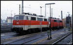 Mit roter Bauchbinde war die 111156-6 eine abweichend von den meisten anderen Loks der  Baureihe lackierte Maschine.