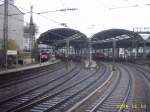 Hauptbahnhof Aachen, hier zu sehen aus der  Streckenansicht ! Aus dieser perspektive, wie hier, wrde man aus Dren kommen! Habe dies aus nem offenen Fenster bei SIlberlingen gemacht, bei der Ausfahrt