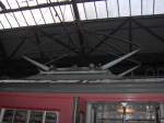Der Stromabnehmer eines belgischen Trienwagens im Aachener Hbf.