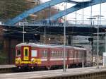 AM62 243 kommt am 22.01.2010 mit gerumpel die Sdrampe von Belgien runter in den Aachener Hbf. Die Kinder auf der Burtscheider Brcke haben ihren Spass und freuen sich auch ber das Schtzchen. 