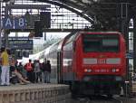 146 025-2 mit dem 40 Minuten Verspteten RE1 (10122) aus Hamm macht in Aachen Hbf erstmal eine Pause, da die RE9 sowieso komplett ausfllt, kann man den Zug auch noch bis zur eigentlichen Abfahrt dieses Zuges warten lassen und fuhr spter so dann mit +35 wieder Richtung Hamm, 25.4.10