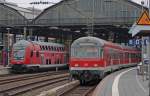 RE10431 nach Dortmund mit einem zwischen schlecht aussehenden 763.6 Steuerwagen an der Spitze und RE11592 in Form eines Silberling Parks in Aachen Hbf, beide Zge sind Leistungen des RE4 - Wupper-Express, 1.6.10