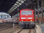 RE9 im 111er Sandwich am 12.01.2011 im Aachener Hbf. Vorne zieht 111 016 und hinten schiebt 111 077-4. Eigendlich sollten seit dem Fahrplanwechsel im Dezember auf der Regional-Express-Linie 9 15 neue Fahrzeuge des Typs ET 442 (Talent 2) fahren, aber es ist zu Lieferverzgerungen des Herstellers Bombardier gekommen. Um den Fahrplan einzuhalten luft der Rhein-Sieg-Express zur Zeit mit 5 Dosto im Sandwich.