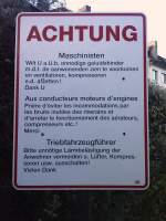 Unnötigen Lärm zu vermeiden, darum bittet dieses Schild in drei Sprachen in Aachen Hbf (Abf Gleis 129, direkt am Zaun zur Kamper Straße).