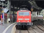 Der Tf der 111 160-9 lehnt sich am 08.09.2011 im Aachener Hbf weit aus dem Fenster der Lok.