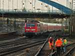 111 114 hat am 21.11.2011 mit RE 4 Aachen Hbf ereicht und fhrt unter der Burtscheider Brcke durch das Gleisvorfeld. Links im Bild die Aachener Sdrampe, die rauf zum Buschtunnel und weiter nach Belgien fhrt.