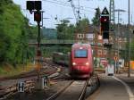 Ein Thalys kommt am abend des 28.06.2012 die Sdrampe von Belgien runter und fhrt auf Gleis 7 in den Aachener Hbf.