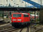 111 149 schiebt am 12.09.2012 eine Dosto-Garnitur aus dem Aachener Hbf unter der Burtscheider Brcke in das dahinter liegende Bw.