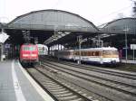 Osning-Bahn VT 302 051 (vonre) + 027 (hinten) mit einem Sonderzug am 30.11.12 aus Bielefeld im Aachener Hbf sowie 111 158-2 die mit n-Wagen Lr aus KAW kommt, zuvor hat sie einen Fuballzug ebenfalls