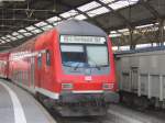 Ein Doppelstocksteuerwagen (von innen) wie Grlitz ihn schuf steht als RE 4 von Aachen nach Dortmund in Aachen Hbf.