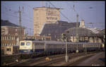 110117 mit einer Leergarnitur am 25.10.1989 im Hauptbahnhof Aachen.