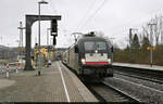 182 505-8 (Siemens ES64U2-005) macht sich im Bahnhof Altenbeken auf Gleis 21 abfahrbereit.