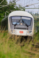 IC aus Gera in Richtung Köln, geschoben von 101 139-4.