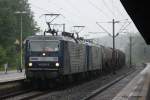 143 069 fhrt einen Kesselwagenzug an am 03.07.2011 in Altenbeken.