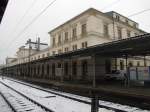 Das Bahnhofsgebude und der Bahnsteig 1 in Altenburg; 24.01.2011