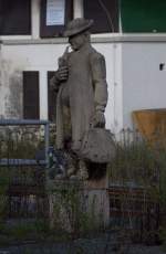 ... als das Reisen noch gemütlich war, durfte man sogar auf dem Bahnsteig ein Pfeiffchen Rauchen, diese Figur fiel mir vor  ca. 1964 auf, bei meiner ersten Reise als Kind ohne Begleitung,  von Altenburg nach Leipzig-Connewitz.