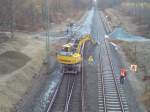 Ein LIEBHERR Bagger beim bau des Bahnhofs Altenstadt (Waldnaab)der gerade Schotter verlegt am 05.11.2007