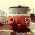 Schmalspur MAN Schienenbus der Nebenbahn Amstetten-Laichingen vor dem Wartehaus Amstetten (26.06.1983)
