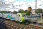 Abgestellte CAPTRAIN Lok’s 185 578 und 185 650 in Angernünde durch das Zugfenster aufgenommen.