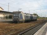 Hier 143  069-3 und 143 286-3, bei der Durchfahrt am 9.9.2009 durch Angermnde.