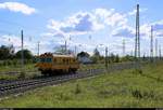 Gleisvormesswagen EM-SAT 120 (Plasser & Theurer) der DB Bahnbau Gruppe GmbH durchfährt den Bahnhof Angersdorf auf der Bahnstrecke Halle–Hann.