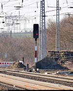 VDE 8 Komplexmaßnahme Halle Rosengarten–Angersdorf  ▶ Standort: Bahnhof Angersdorf    Das schief stehende Ausfahrsignal M Richtung Zscherben auf Gleis 1 zeigt Ersatzrot (Hp 0,