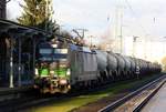 Der  Knicker  - 193 739 mit Knickkesselwaggons am 29.11.2019 durch den Bahnhof Anklam.