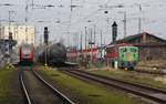 09.03.2020 - Bf Anklam - RE3 nach Stralsund abweichend auf 2 eingefahren, da 1  noch belegt ist. Rechts Werkslok mit dem 3. Teil Sirupzug und Lok 155 195 FWK - Szenerie vom geöffneten Bü Bluthsluster Str. aus aufgenommen.